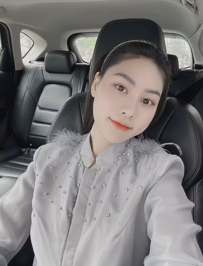 Thư Thanh cho hay, trước đây cô từng được so sánh với khá nhiều người nổi tiếng như người mẫu Chúng Huyền Thanh, Vũ Thu Hoài... cô giáo trẻ này hài hước gọi mình là cô gái có gương mặt đại trà.