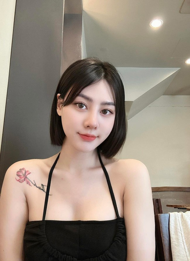 Thời điểm đó, Thư Thanh là giáo viên dạy mỹ thuật tại một trường cấp hai. Bên cạnh đó, cô nàng còn livestream bán hàng và trong lúc làm việc, cô thi thoảng đọc được bình luận gọi mình là "gái ngành". Cô nàng khá khó chịu nhưng dần học cách bỏ qua.