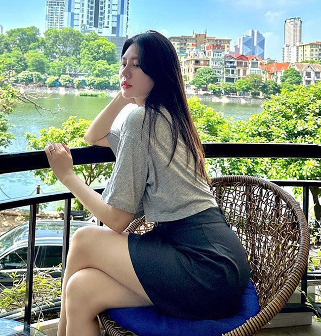 Sau 5 năm được biết đến theo cách không ngờ, cuộc sống của Thư Thanh có nhiều thay đổi. Cô nàng ngừng công việc dạy vẽ, chuyển sang kinh doanh online và môi giới bất động sản.