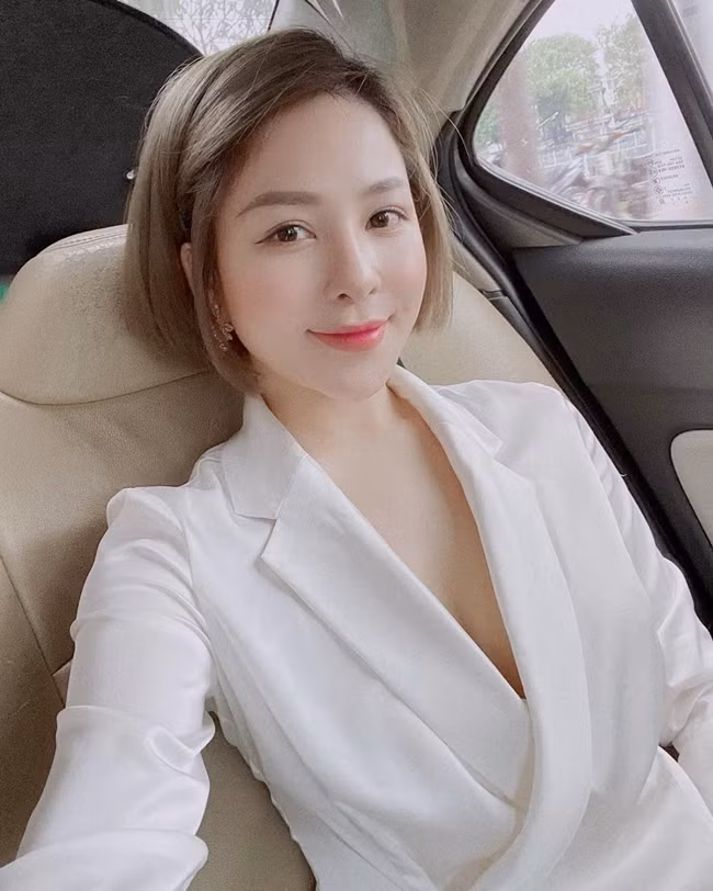 Khi diện áo sơ mi hay blazer, Trâm Anh biến tấu nó bằng cách bỏ đóng khuy tạo khoảng hở giúp trang phục bớt phần cứng nhắc.