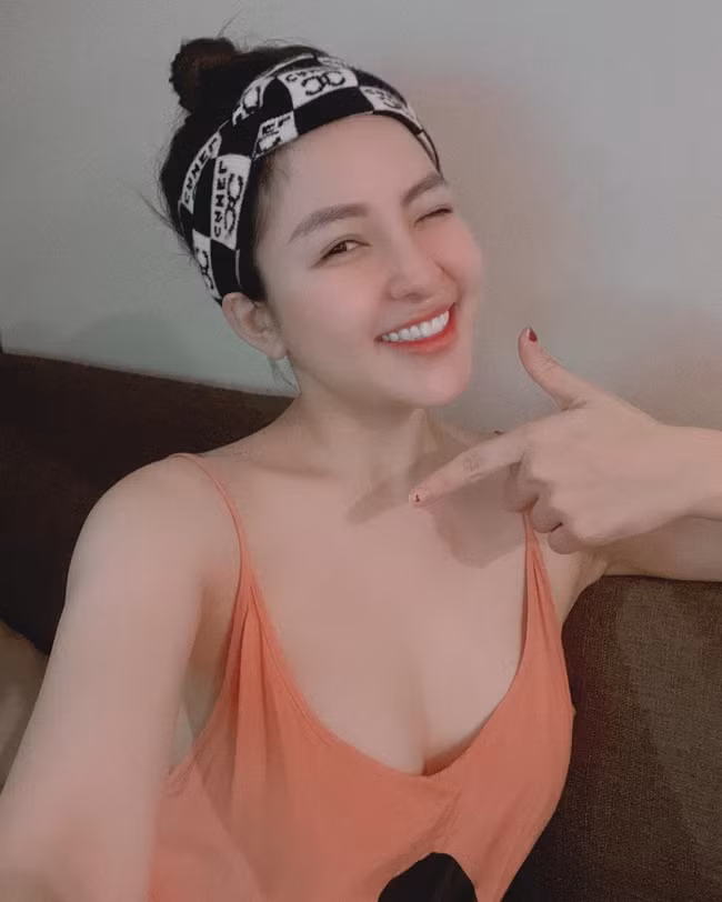 Trâm Anh gây ấn tượng với vẻ ngoài ngọt ngào nhưng cũng không kém phần quyến rũ.