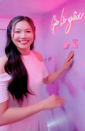 Ánh Viên gần đây mỗi lần xuất hiện trước công chúng đều mang một diện mạo ưa nhìn, chỉn chu cả về trang điểm, ăn diện lẫn cách nói chuyện duyên dáng, dễ thương.