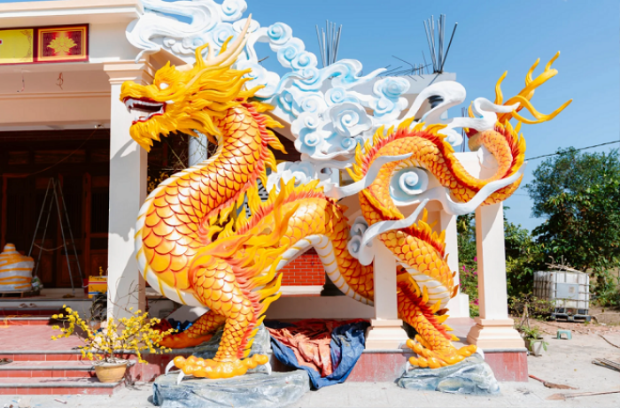 Qua những hình ảnh có thể thấy, linh vật rồng được thiết kế theo màu vàng chủ đạo, cao khoảng hơn 3 mét, mang dáng vẻ oai phong, hoành tráng với thiết kế tỉ mỉ từng chi tiết.