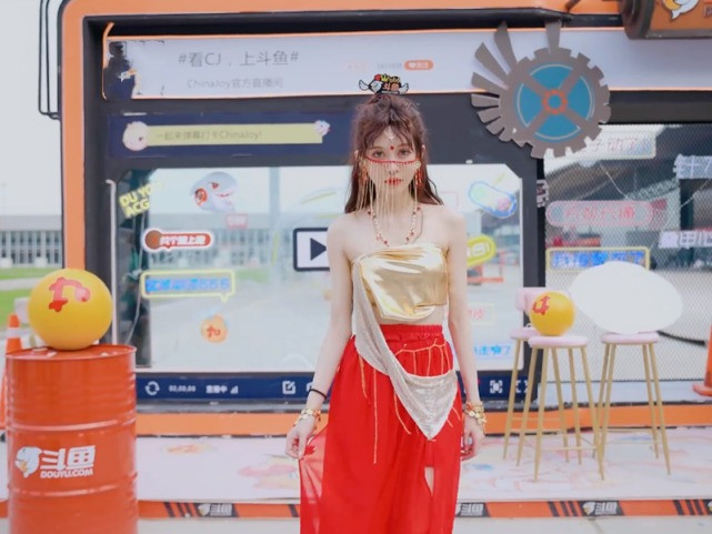 Chia sẻ chuyện bản thân hiện đang gặp khó khăn tài chính và Vương Vũ Sơn bày tỏ cần sự giúp đỡ từ những người theo dõi, thay vì nhận được sự đồng cảm, hành động này của cô đã nhanh chóng gây ra sự phẫn nộ trong cộng đồng mạng.