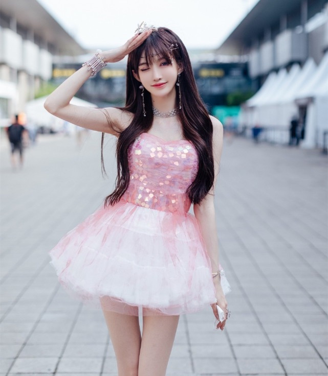 Người xem cảm thấy bị lợi dụng và ấm ức khi bị nữ idol coi là "cỗ máy rút tiền". Fan đồng loạt quay lưng với cô nàng.