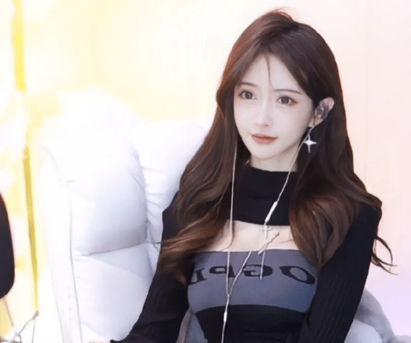 Mới đây, Vương Vũ Sơn đột nhiên quay lại. Trong buổi stream "chào mừng", cô nàng chia sẻ có hai lý do cho sự trở lại của mình.