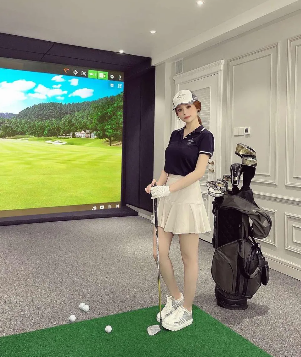 Thêm vào đó, trên trang cá nhân Huyền Baby thường xuyên khoe ảnh ở phòng tập chứng tỏ cô nàng rất siêng năng tập luyện, không có chuyện can thiệp tạo hình như nhiều người đồn đoán.