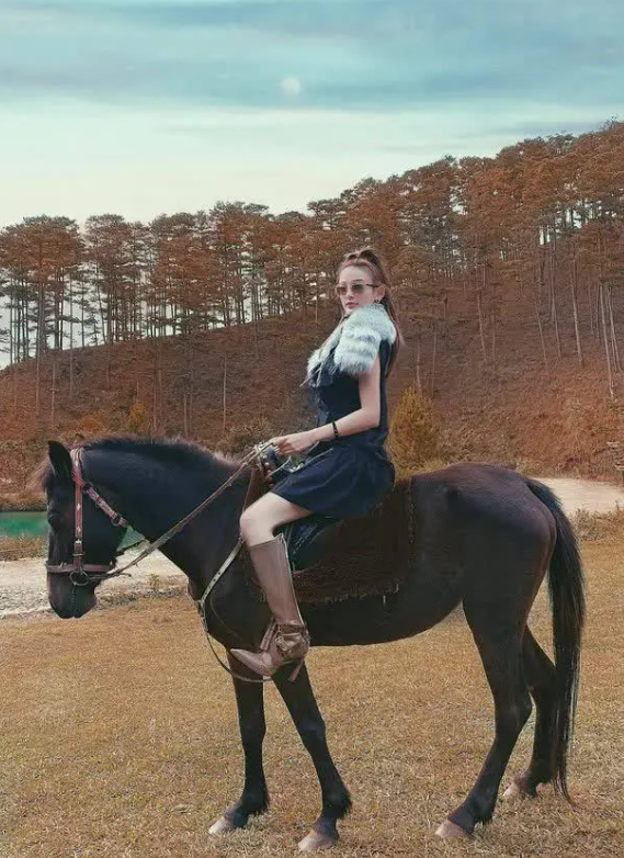 Ngoài ra, Huyền Baby còn cùng chồng tham gia các môn thể thao khác như cưỡi ngựa, đánh golf,...