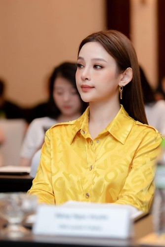 Trước đó, không ít lần làn da căng bóng, không tì vết dù trong điều kiện ảnh chụp thiếu sáng của Huyền Baby khiến dân mạng không khỏi xuýt xoa.