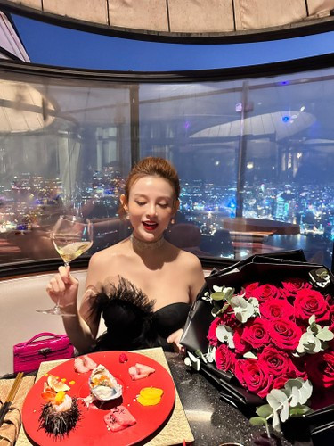 Quả thực, nhan sắc và vóc dáng của Huyền Baby vẫn là chủ đề được dân mạng yêu thích, có ý kiến trái chiều cho rằng cô nàng phải nhờ cậy công nghệ để níu giữ tuổi thanh xuân.