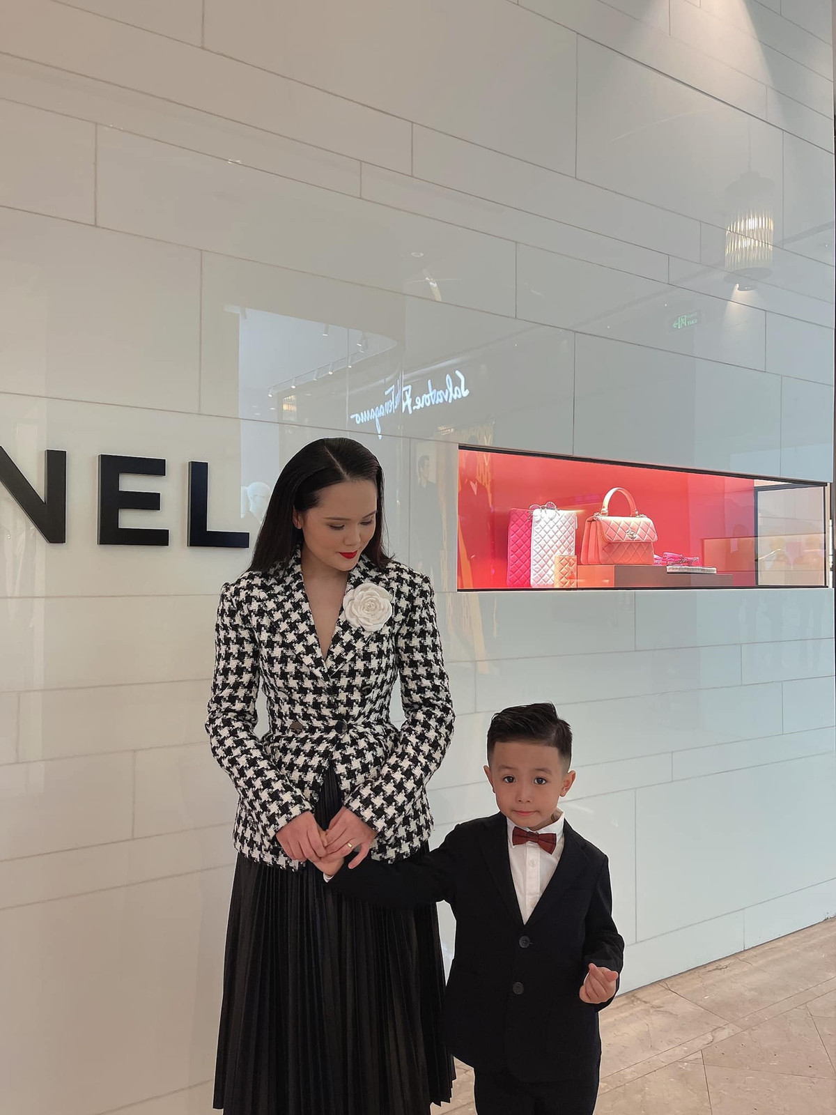 Thậm chí, Quỳnh Anh được nhận xét là trông còn già hơn cả chị gái Huyền Mi khi xuất hiện trong cùng sự kiện.