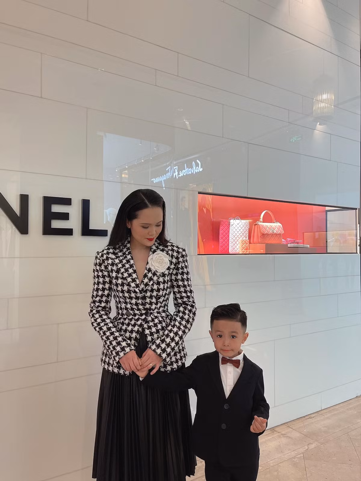 Thậm chí, Quỳnh Anh được nhận xét là trông còn già hơn cả chị gái Huyền Mi khi xuất hiện trong cùng sự kiện.