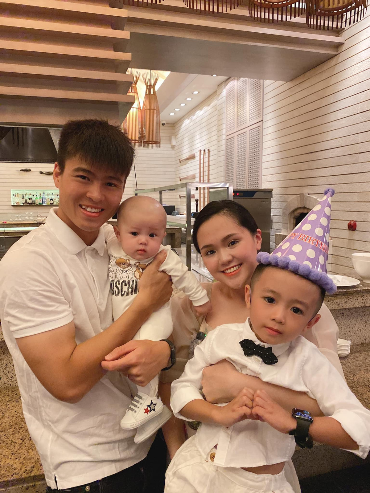 Tuy vậy, xét một cách chung nhất thì bà xã Duy Mạnh vẫn là người phụ nữ vô cùng xinh đẹp.