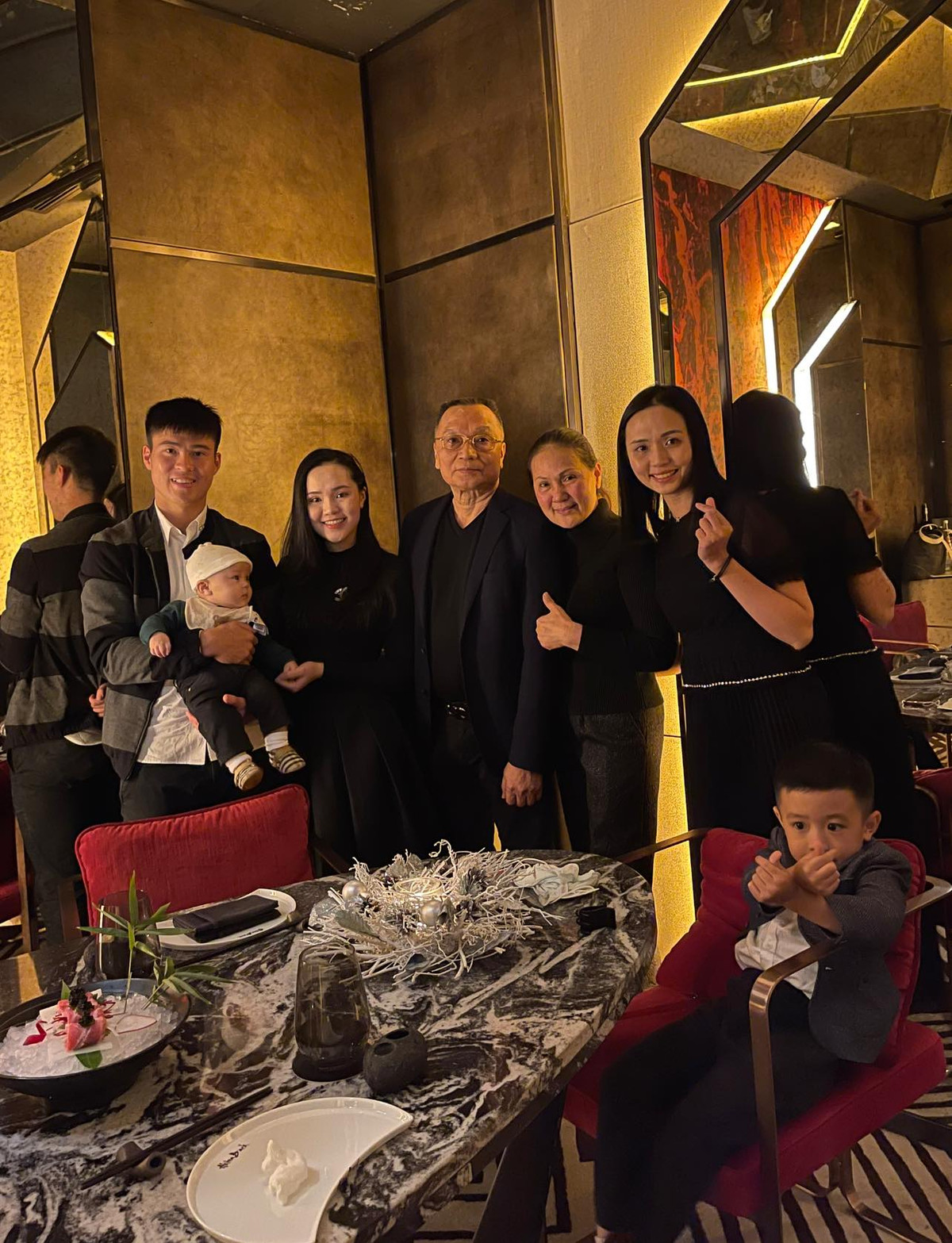 Bằng chứng là trong bức hình khoe Instagram mới đây, bà xã Duy Mạnh lại trở về với hình tượng ngọt ngào đúng chuẩn công chúa.