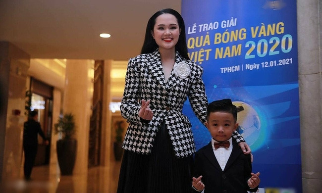 Trong ảnh, vợ Duy Mạnh , vừa hơi mập mạp lại khá già dặn trong bộ váy màu đen. Hình điều đó, cô nàng đã nhận về không ít phản hồi khá tiêu cực.