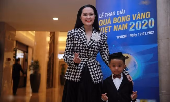 Trong ảnh, vợ Duy Mạnh , vừa hơi mập mạp lại khá già dặn trong bộ váy màu đen. Hình điều đó, cô nàng đã nhận về không ít phản hồi khá tiêu cực.