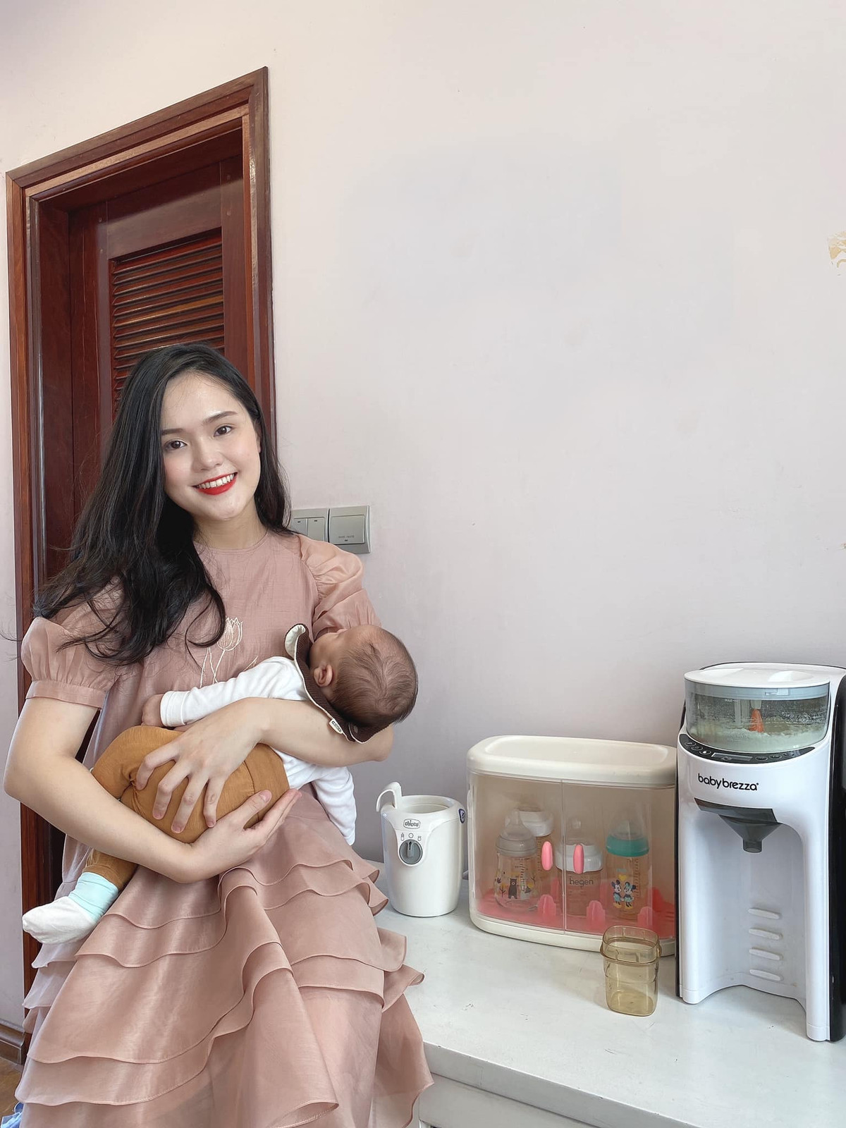 Bên cạnh vấn đề nhan sắc "trồi sụt" khó hiểu, nếu vào trang cá nhân của Quỳnh Anh, nhiều người không khỏi bất ngờ khi cô nàng ít đăng ảnh cá nhân, thay vào đó là những bức hình bán hàng.