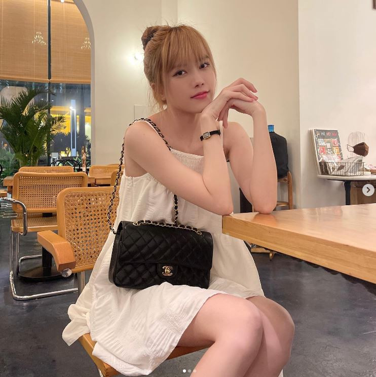2 mẫu túi của Louis Vuitton và Channel là món đồ hiệu xa xỉ dạo gần đây được Thiều Bảo Trâm trưng lên trang cá nhân
