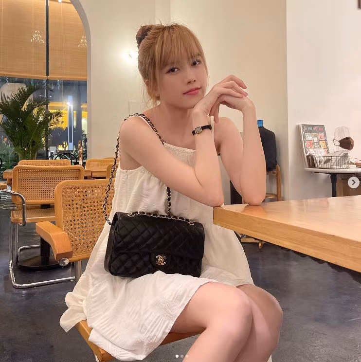 2 mẫu túi của Louis Vuitton và Channel là món đồ hiệu xa xỉ dạo gần đây được Thiều Bảo Trâm trưng lên trang cá nhân