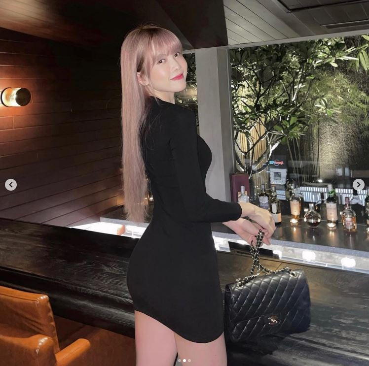 Trước đó, Thiều Bảo Trâm khiến dân mạng ghen tị vì trưng diện đủ màu, kiểu dáng của thương hiệu này.