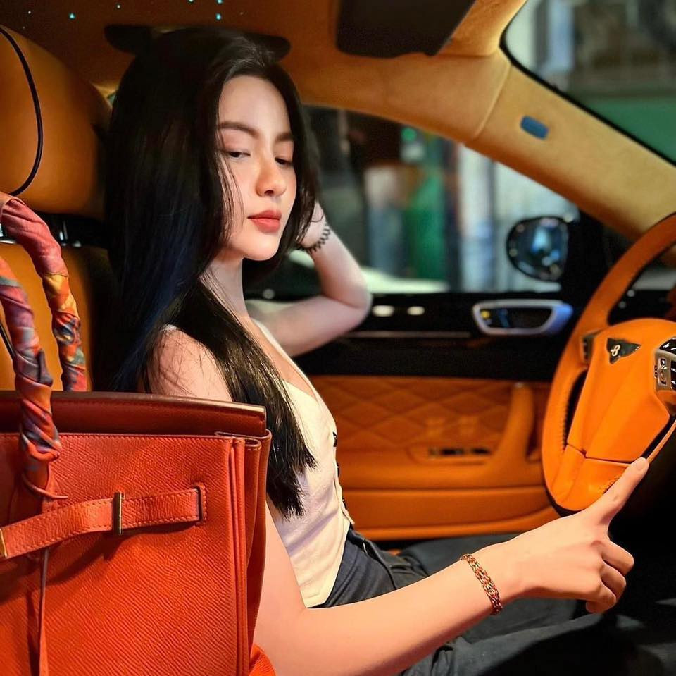 Có thể thấy, hot girl Hà thành được bạn trai cầu thủ hết mực cưng chiều.