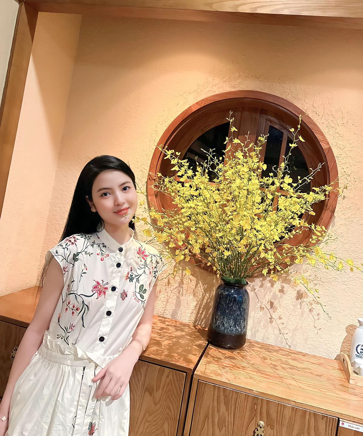 Thanh Huyền từng đăng ảnh khoe được bạn trai tặng nhẫn kèm theo dòng trạng thái ngọt ngào: "Em chỉ việc thích, mọi thứ để anh lo".