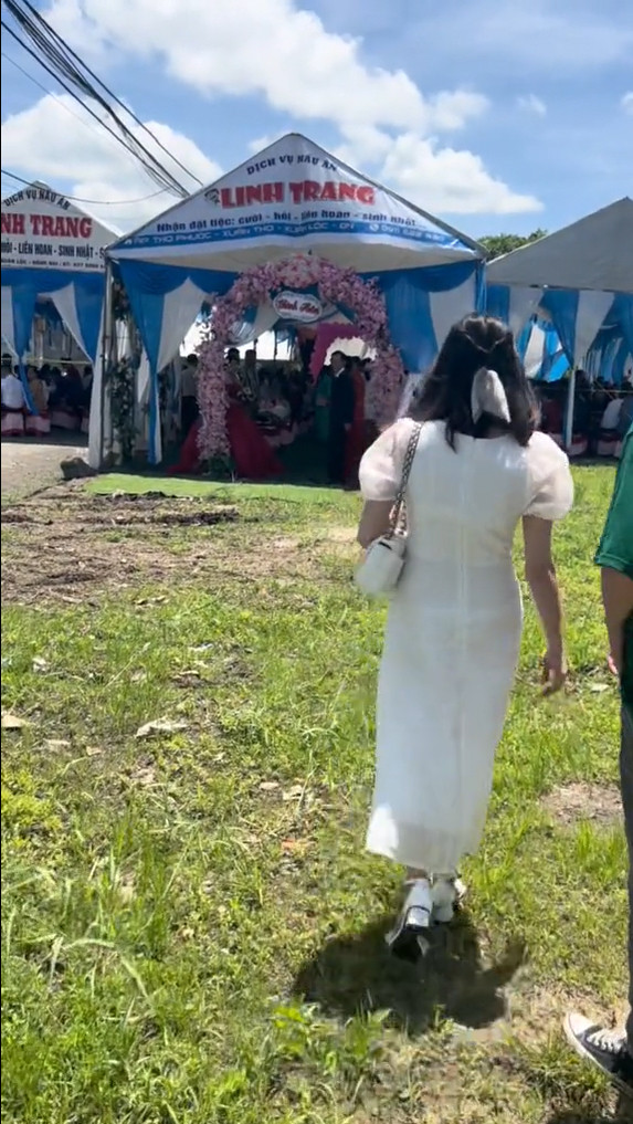 Một số bình luận của người xem: “Chắc tình bạn này con hơn tình chị e rồi. Không phải ai cũng có được tình bạn tình tri kỷ này đâu. Chúc 2 bạn mãi giữ được tình bạn đẹp như thế này.” hay “Tình bạn như vây khó kiếm lắm mong các em mãi mãi như vây nhé.”...