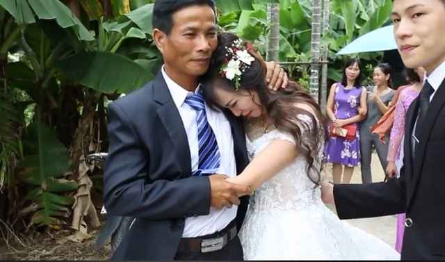 Hay cách đây chưa lâu, một cô dâu vì quá quyến luyến gia đình nên đã nũng nịu bố đẻ trước khi lên xe hoa về nhà chồng.