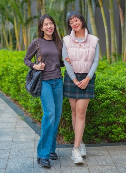 Hành trình làm mẹ đơn thân không hề dễ dàng, để có thể thân thiết làm bạn với con, MC Diệp Chi đều học cách làm mẹ mỗi ngày. Cô thường đưa ái nữ đi du lịch khắp nơi, 2 mẹ con tình cảm và thân thiết đến nỗi nhiều người còn nhầm là chị em.