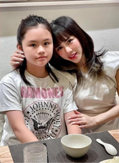 Con gái Lan Phương tên Khánh An (tên thường gọi ở nhà là Cherry). Cô bé có vẻ được thừa hưởng hết những nét đẹp từ mẹ nên ngay từ bé đã bộc lộ rõ vẻ ngoài tiểu thư, xinh xắn và lại rất điệu đà.