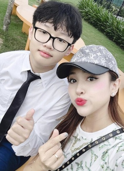 Năm 2008, Vân Hugo bước vào cuộc hôn nhân đầu tiên. Cả hai có một con trai. Tuy nhiên chỉ sau 4 năm chung sống, cặp đôi đã đường ai nấy đi và Vân Hugo trở thành mẹ đơn thân