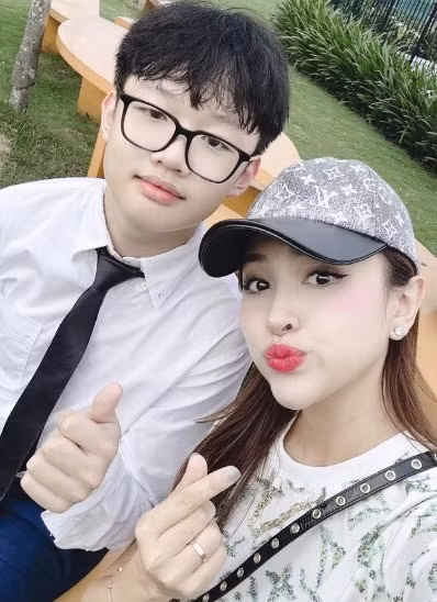 Năm 2008, Vân Hugo bước vào cuộc hôn nhân đầu tiên. Cả hai có một con trai. Tuy nhiên chỉ sau 4 năm chung sống, cặp đôi đã đường ai nấy đi và Vân Hugo trở thành mẹ đơn thân