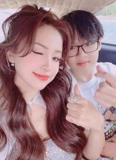 Chia sẻ về con trai, Vân Hugo nghẹn ngào cho biết trước đây bé Bin (tên ở nhà của con trai Vân Hugo) bỗng nhiên mắc phải căn bệnh sang chấn tâm lý khiến cô bất lực và đau khổ tột cùng. Thời điểm đó, 2 mẹ con đã phải trải qua rất nhiều khó khăn.