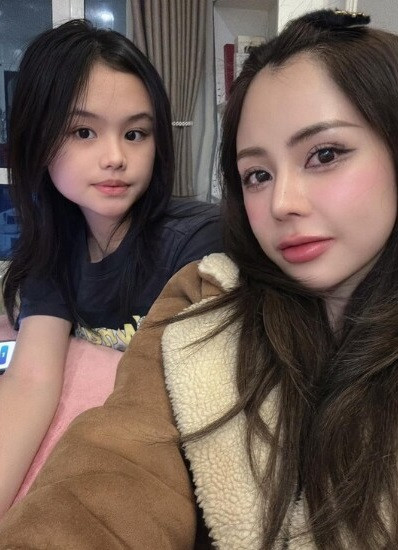 Nhan sắc ngoài đời thực của Bạch Lan Phương không ít lần khiến nhiều người đoán sai độ tuổi, thậm chí còn nhầm lẫn nữ MC là chị gái, chị em song sinh với con vì quá trẻ trung, xinh đẹp.