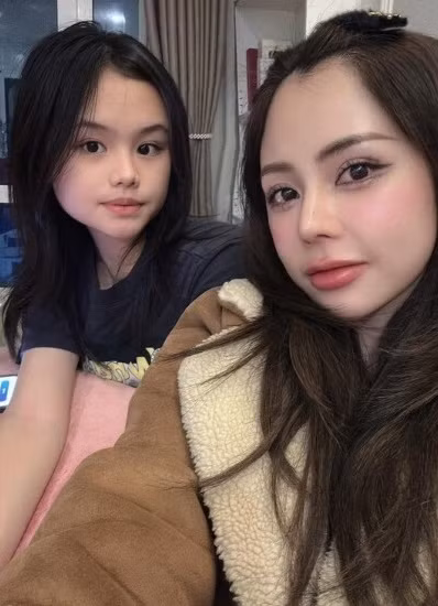 Nhan sắc ngoài đời thực của Bạch Lan Phương không ít lần khiến nhiều người đoán sai độ tuổi, thậm chí còn nhầm lẫn nữ MC là chị gái, chị em song sinh với con vì quá trẻ trung, xinh đẹp.