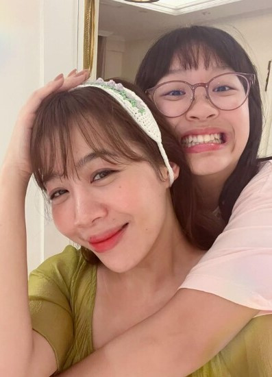 Ngoài đời, nữ MC Diệp Chi là một bà mẹ đơn thân sành điệu, tâm lý khi có thể nuôi dạy con gái vừa xinh xắn lại tài năng. Ái nữ càng lớn ngoại hình càng sao y bản chính của mẹ.