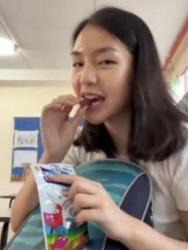 Sau khi video lan truyền chóng mặt trên mạng, Shi Qi vướng vào làn sóng chỉ trích. Nhiều người cho rằng cô đang xâm phạm quyền riêng tư của học sinh.