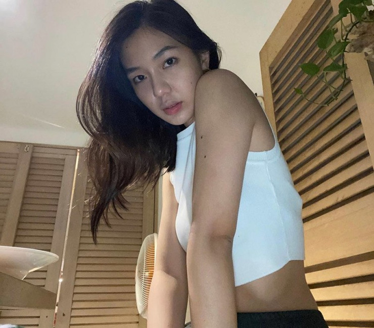 Shi Qi gây ấn tượng với vóc dáng thon gọn, mảnh mai và nụ cười rạng rỡ.