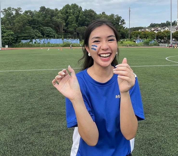 Là một giáo viên nên Shi Qi biết cách tiết chế trong cách ăn mặc, dù có gợi cảm nhưng không hề hở hang.