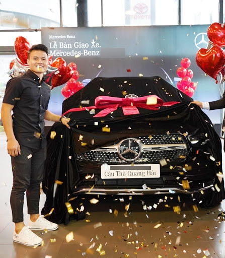 May mắn thay, lúc đó một chiếc xe đã dừng lại và bảo 2 cô lên xe, người tốt đó không ai khác chính là anh cầu thủ Quang Hải.