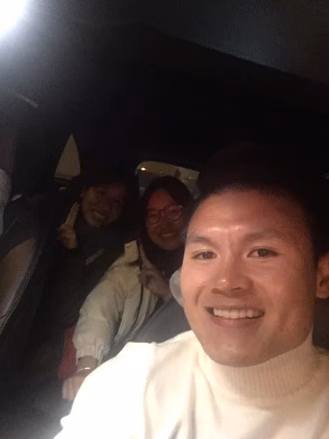 Được biết, 2 người được tiền vệ Quang Hải giúp là 2 cô giáo đi dạy học xa, bị tắc đường nên phải xuống taxi và đi bộ lên cao tốc để xin đi nhờ xe.