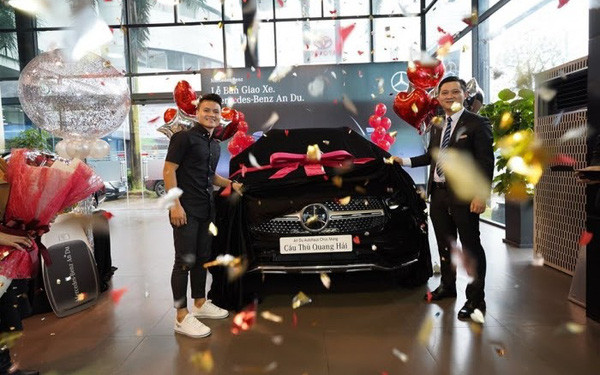 Với thời tiết Hà Nội những ngày gần đây, có lẽ không còn cách nào khác thì 2 cô giáo mới phải liều mình vẫy xe dọc đường.