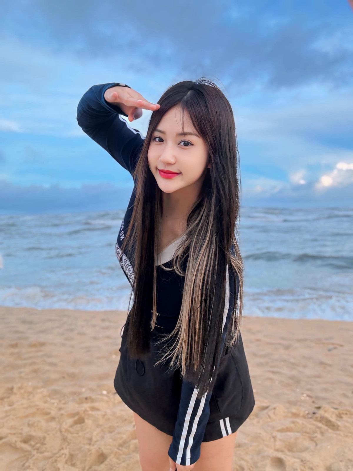 Mới đây, một hành động của cô nàng chứng tỏ sự lận đận này lại đến từ nữ chính. Cụ thể, Như Lê chia sẻ hình ảnh tâm tư nỗi lòng của mình: "Tầm tuổi này tán tỉnh yêu đương với người ta khó thật. Trai sến tí nhắn tin thì mình mắc cười. Trai phông bạt nhắn tin thì mình mắc *. Trai có tiền nhắn tin thì mình nghĩ người ta đa cấp chắc muốn tán mình rồi lùa mình đầu tư gì đó...