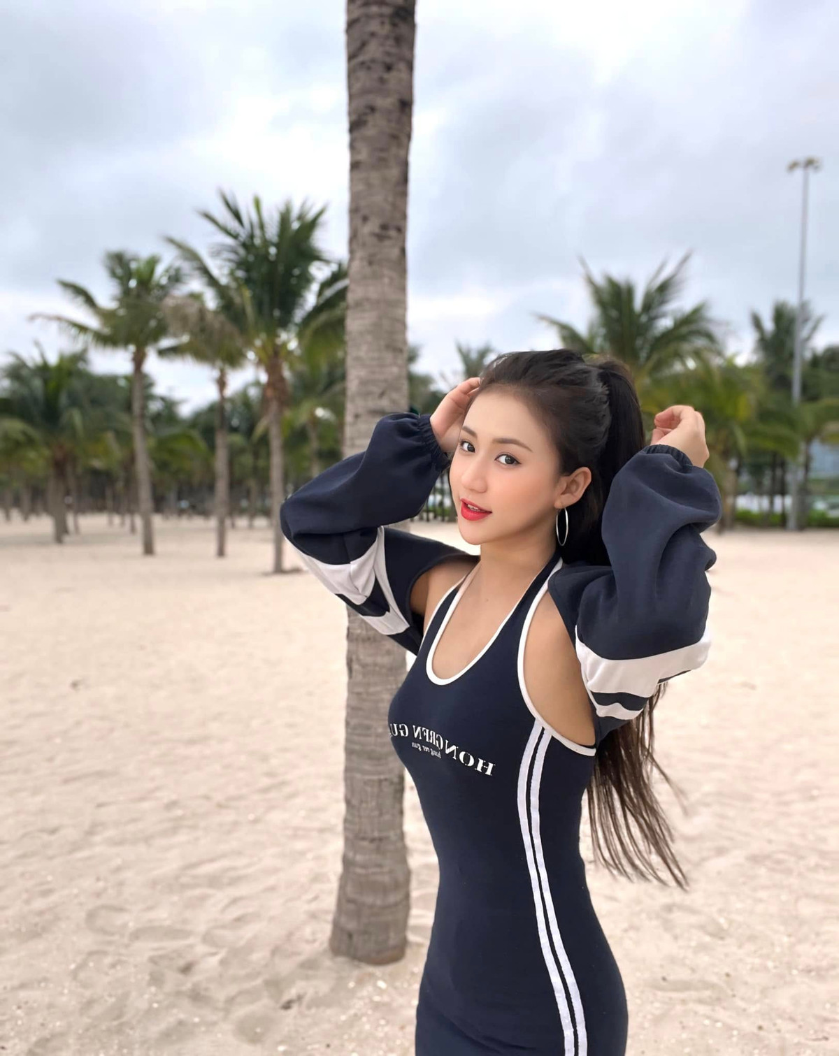 Trai dốt văn nhắn tin thì mình bắt lỗi chính tả, giỏi văn thì mình lại giỏi hơn nên bắt bài. Đẹp trai nhắn tin thì mình sợ bị trap, không đẹp trai nhắn tin thì mình seen. Ít tuổi nhắn tin thì mình sợ làm hại mầm non tương lai, nhiều tuổi tí thì mình nghĩ người ta có vợ rồi đang cua mình làm bé ba. Khó quá khó!". Như Lê chia sẻ.