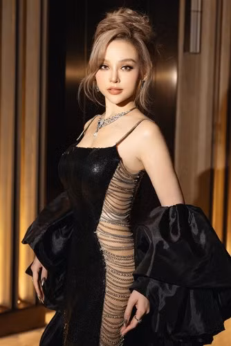 Chia sẻ về chồng mình, Huyền Baby cho biết: "Chồng Huyền là người đàn ông từ lúc yêu đến lúc cưới ngót nghét gần 1 thập kỷ chưa bao giờ nói câu 'yêu' em". Tuy không cần nói nhưng hành động của Quang Huy đã chứng tỏ anh luôn hết lòng, hết dạ với vợ.