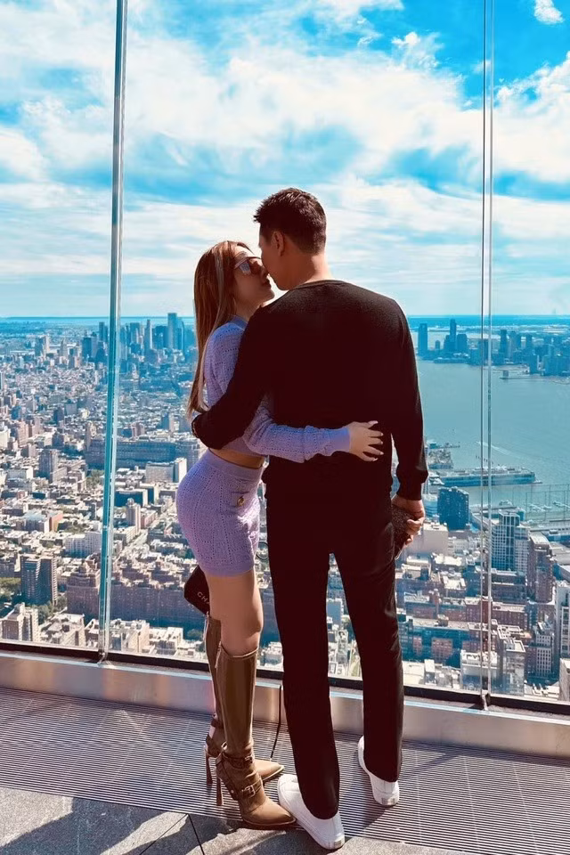 Nàng cựu hot girl ăn uống toàn đồ healthy để giữ dáng, chống lão hóa, kết hợp cùng tập luyện thể thao đều đặn. Khi có thời gian rảnh, hot mom này chi số tiền không nhỏ để đi spa làm đẹp.