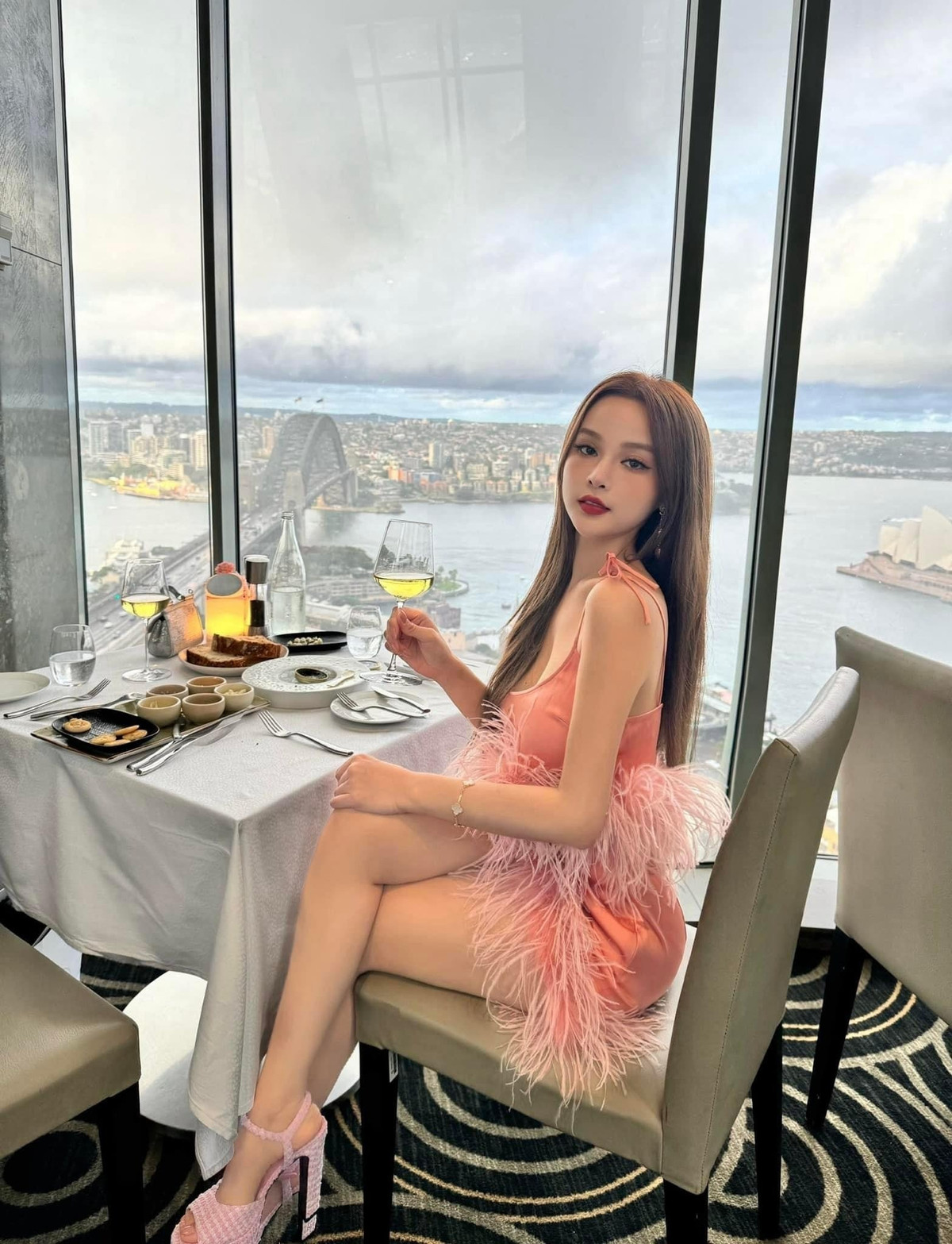 Ngoài ra, hôn nhân hạnh phúc cũng là liệu thuốc tinh thần hữu hiệu giúp Huyền Baby “níu kéo tuổi xuân”.