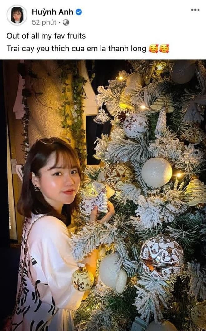 Trước đó, Huỳnh Anh từng vướng nghi vấn đang "thả thính" rapper R.Tee khi đăng hai bức hình khác nhau trên Facebook và Instagram nhưng chỉ với một dòng trạng thái: "Out of all my fav fruits (Tạm dịch: Trong tất cả các loại trái cây yêu thích của em).