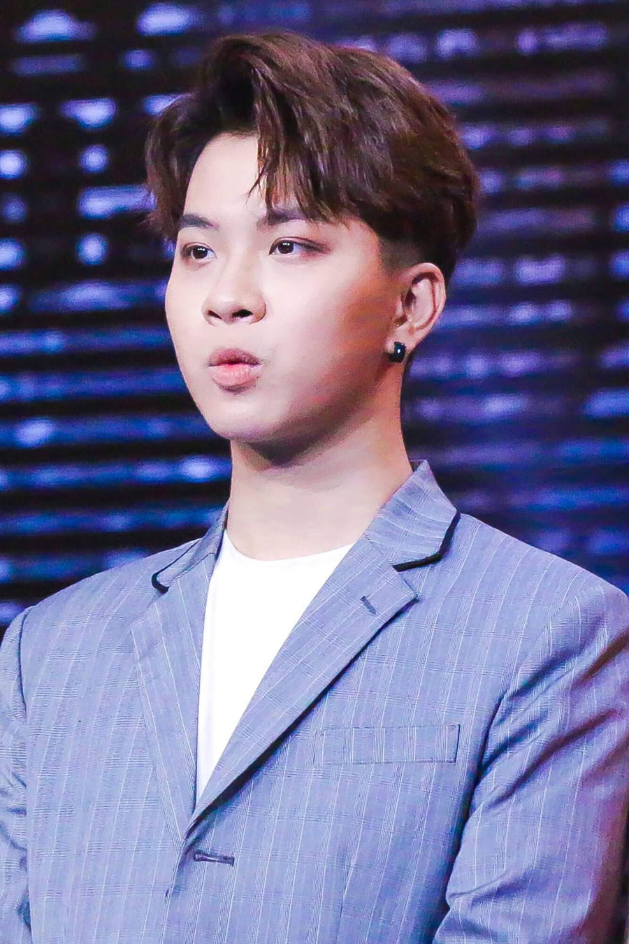 Tuy nhiên, thời gian gần đây R.Tee lại liên tục vướng những lùm xùm liên quan đến quá khứ, bị bạn gái cũ tố yêu cô này 2 tháng mới chia tay cô khác với lý do "lo cho sự nghiệp". Sau đó là lùm xùm nghi vấn hẹn hò với Huỳnh Anh đã khiến hình ảnh bị ảnh hưởng ít nhiều.