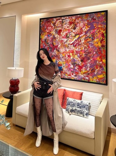 Chưa kể, nhiều ý kiến không hài lòng khi cô nàng kéo bạn trai vào clip để bán hàng của Chu Thanh Huyền.